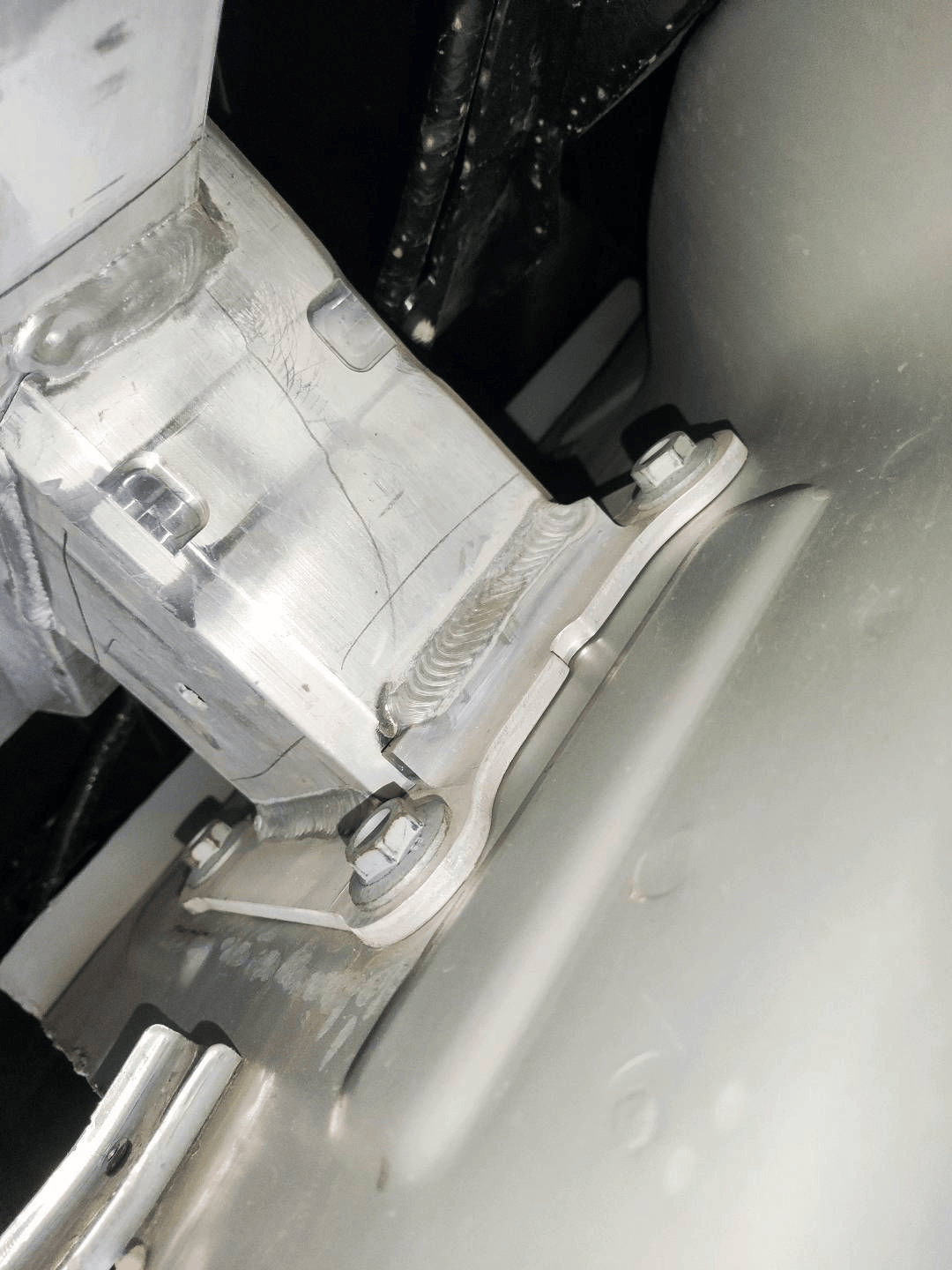 这是追尾了呀,追尾的位置偏低,后备箱盖和尾灯都保住了