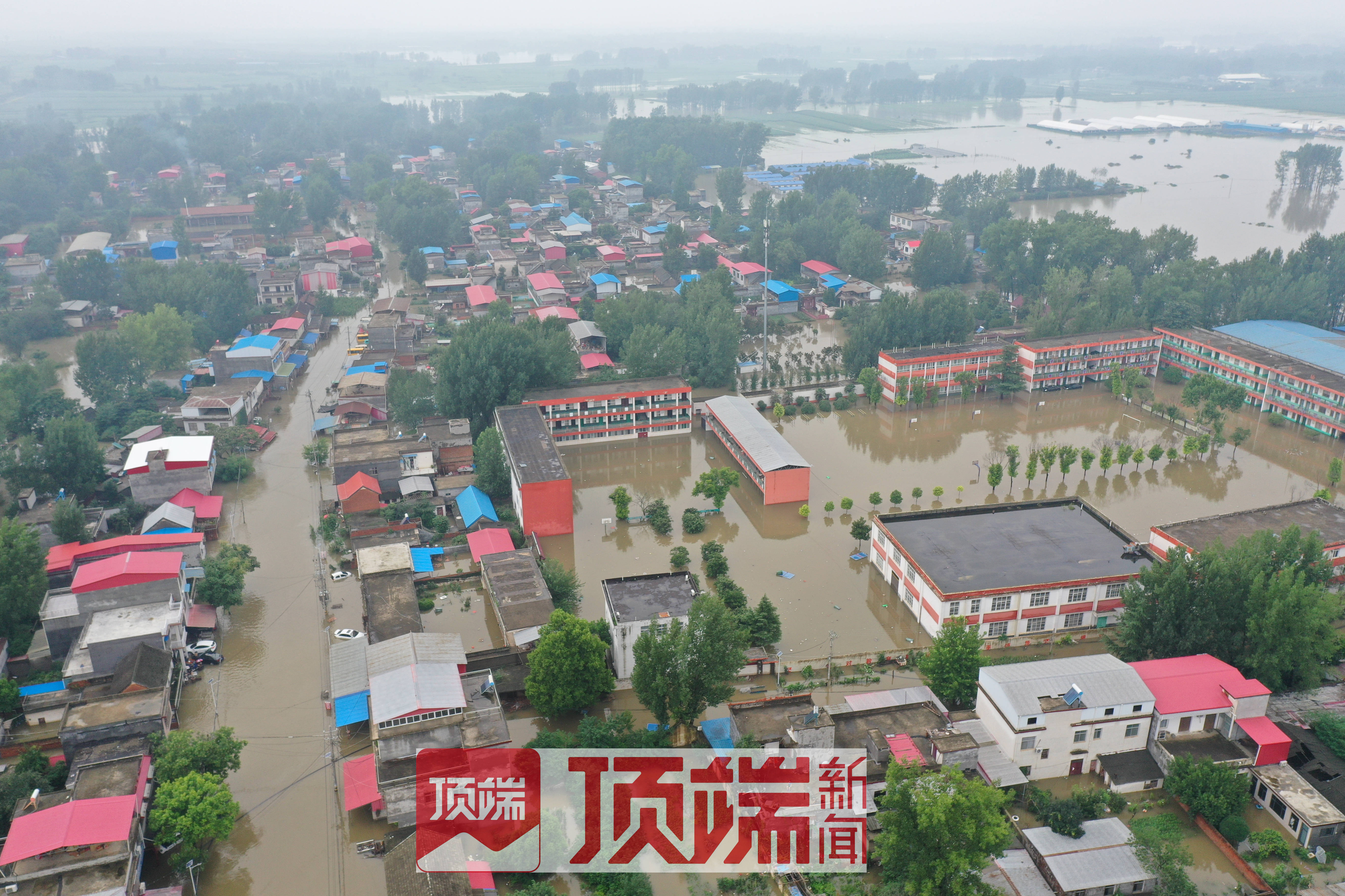 实拍南阳雨灾救援现场:开皮划艇挨家喊话,趟过腰深水扶村民上船