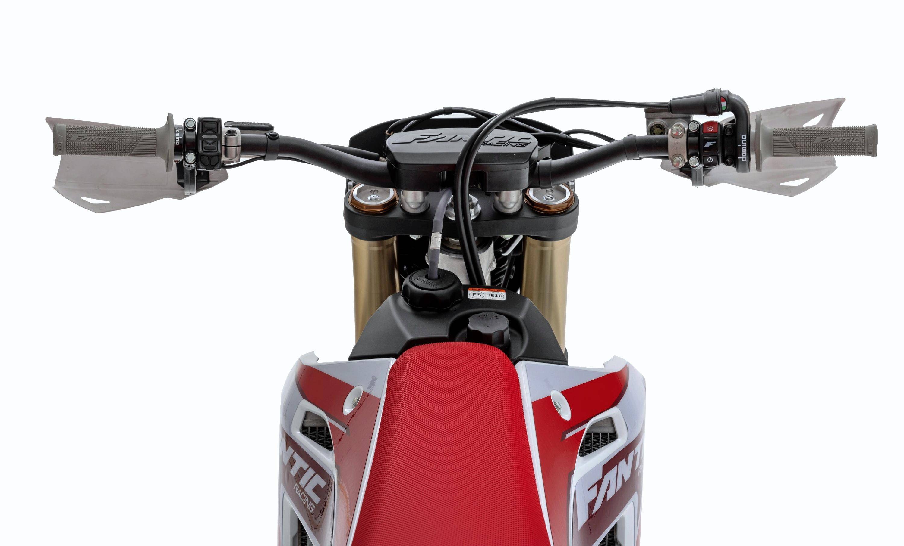 来自 yamaha 平台,fantic 2025 xe 300 两冲电喷越野赛车