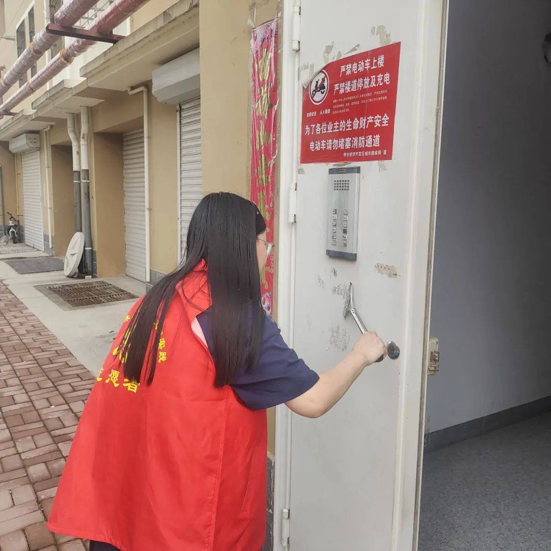 抹布等工具,对小区的单元门,楼道,墙面等地方的小广告进行了彻底清理