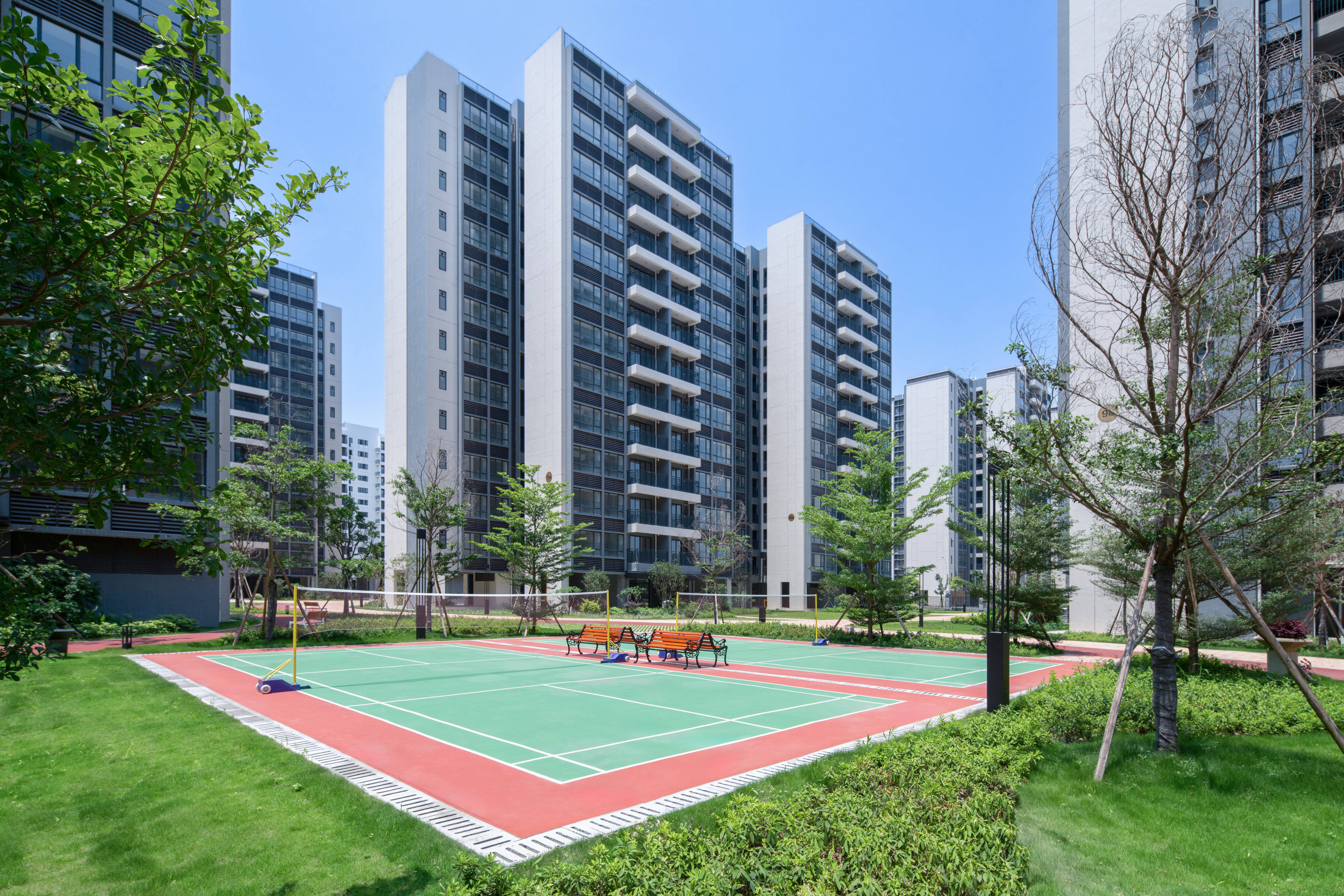 采用雨水花园,绿色屋顶等低影响开发措施,以及绿色建筑,海绵城市,智慧