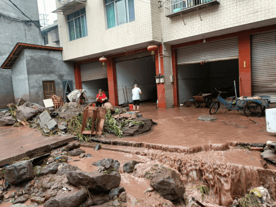 马边全力以赴开展抗洪救灾工作_道路_群众_荣丁镇