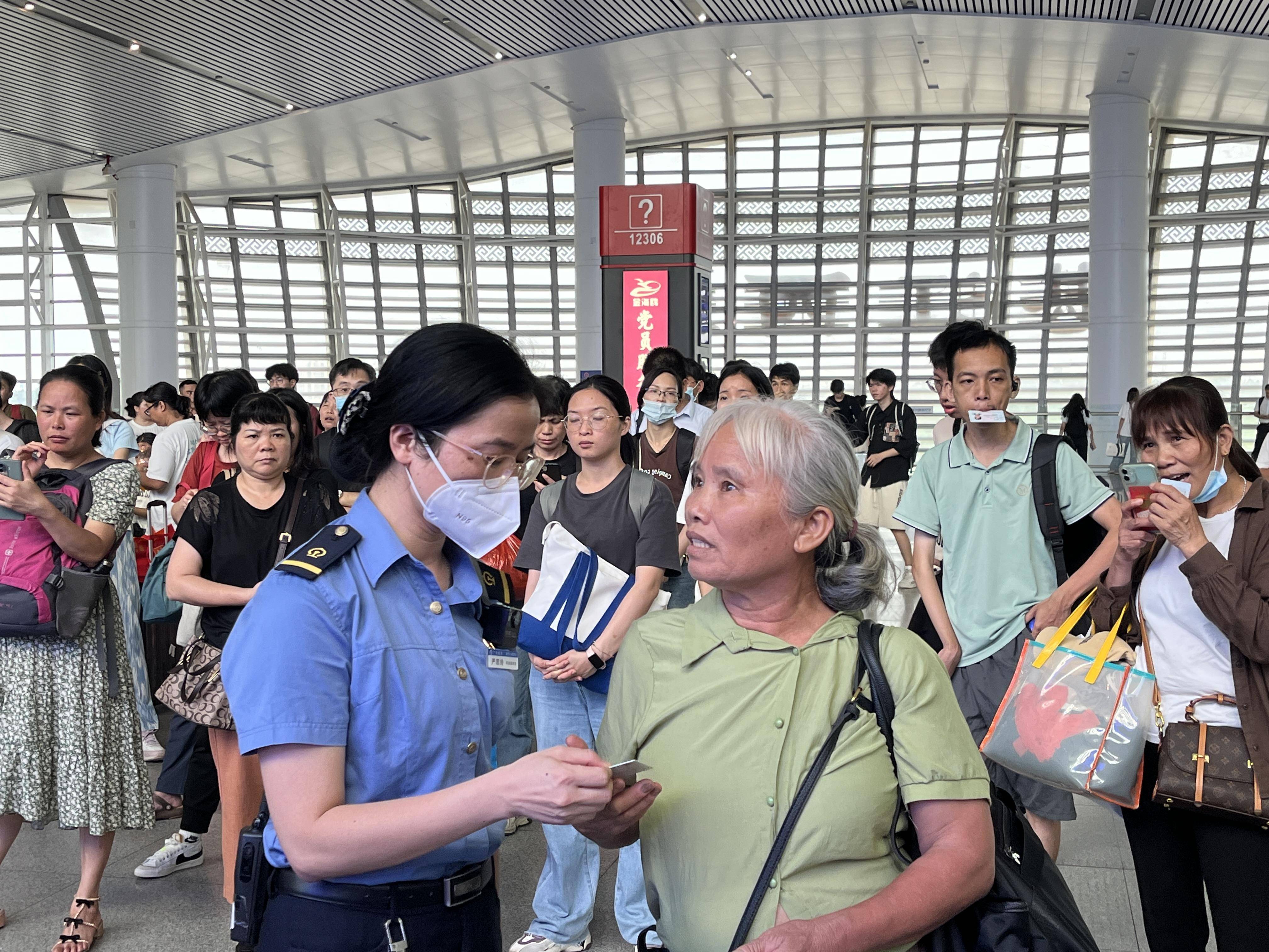 高铁湛江西站加开列车应对暑运客流高峰