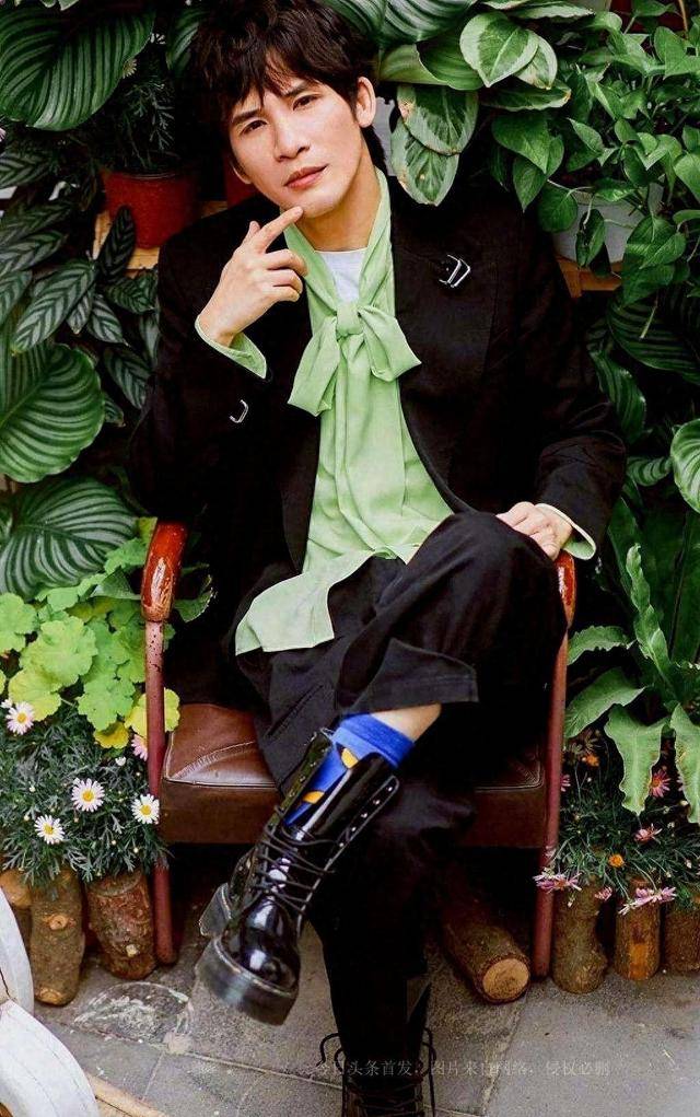 大张伟近照曝光,一天只吃一顿饭腿细成竿,与妻子刘迎双双变瘦