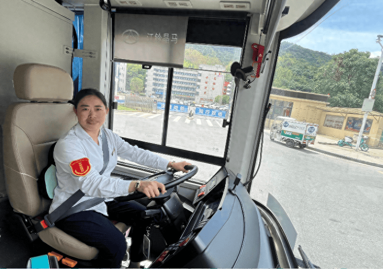 南昌:一乘客晕倒 217路公交车秒变"救护车"