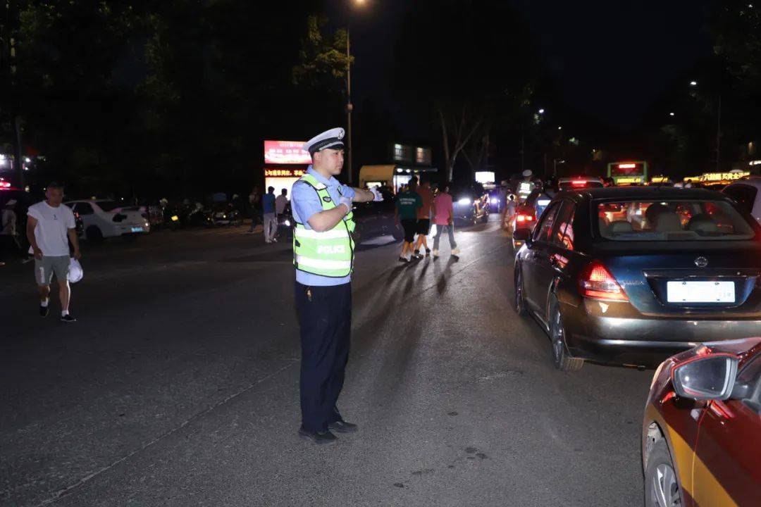 鹤岗交警强化勤务管理模式 护航"夜经济"