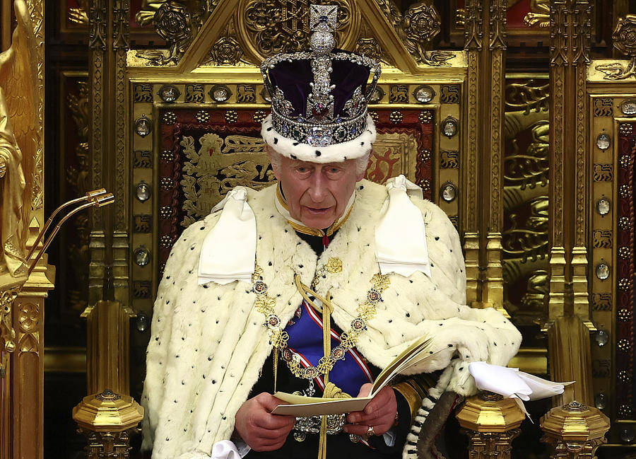 查尔斯三世17日身着长袍,头戴王冠,发表演讲阐述了英国14年来第一个工