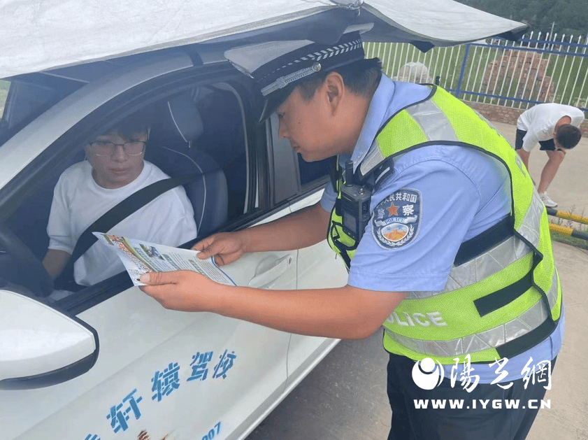 V电影：免费香港100%最准一肖一码-两女子将飞机上大哭的幼童，关进厕所教育，家长同意网友却不干了