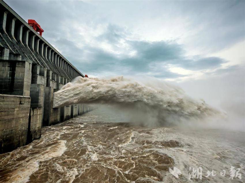 应对"七下八上"长江防汛关键期 三峡大坝持续泄洪腾库