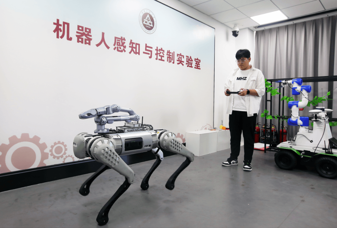走进安徽工程大学检测技术与节能装置安徽省重点实验室,实验室主任
