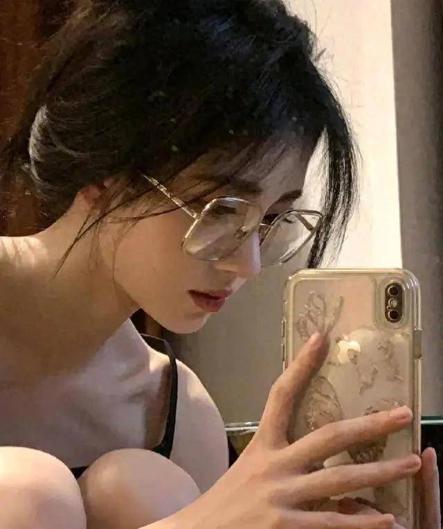 鞠婧祎泳装曝光，这身材绝了！穿比基尼露出美背，网友大饱眼福