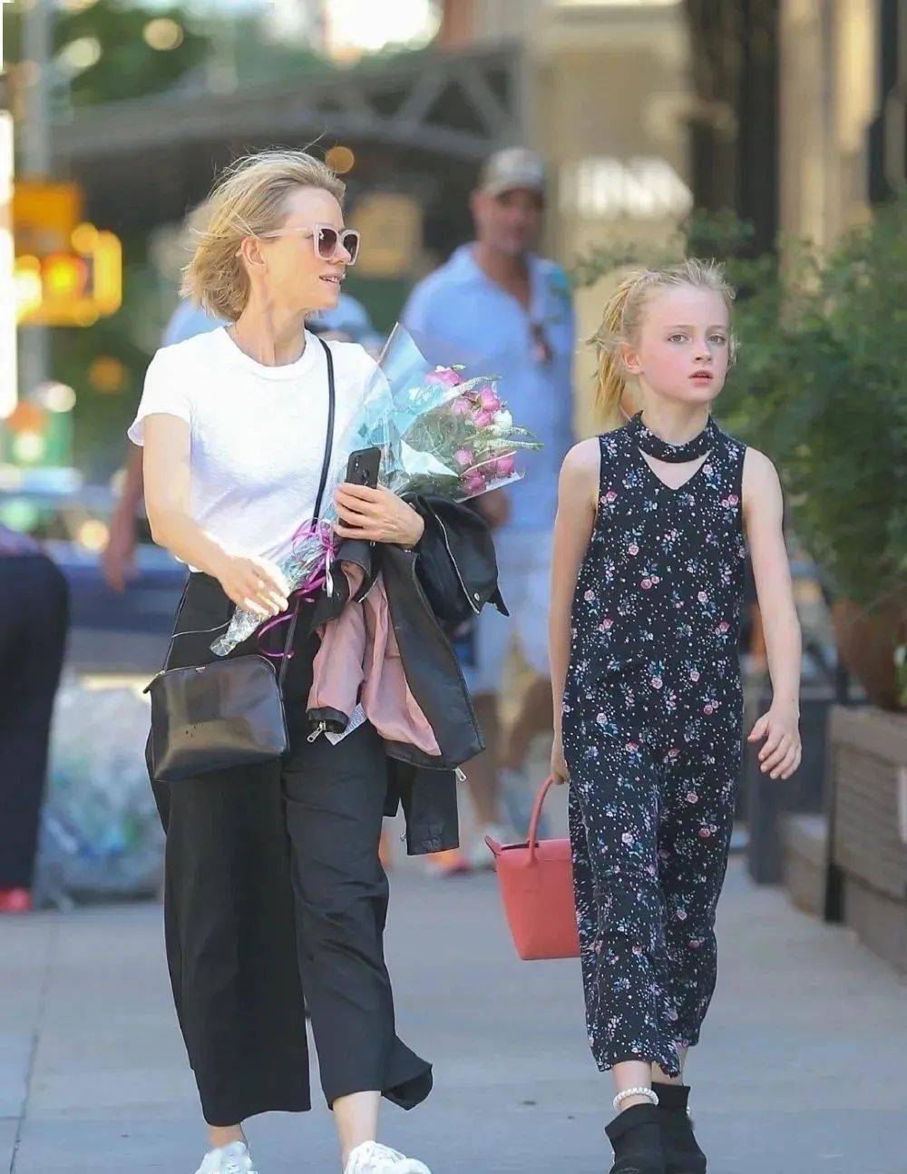 去年她和billy crudup在纽约结婚,简简单单的镂花礼服,被她穿出了仙气