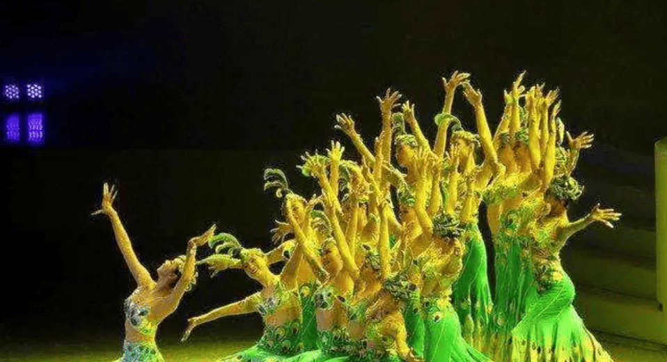 傣族孔雀舞:孔雀舞动彩云间