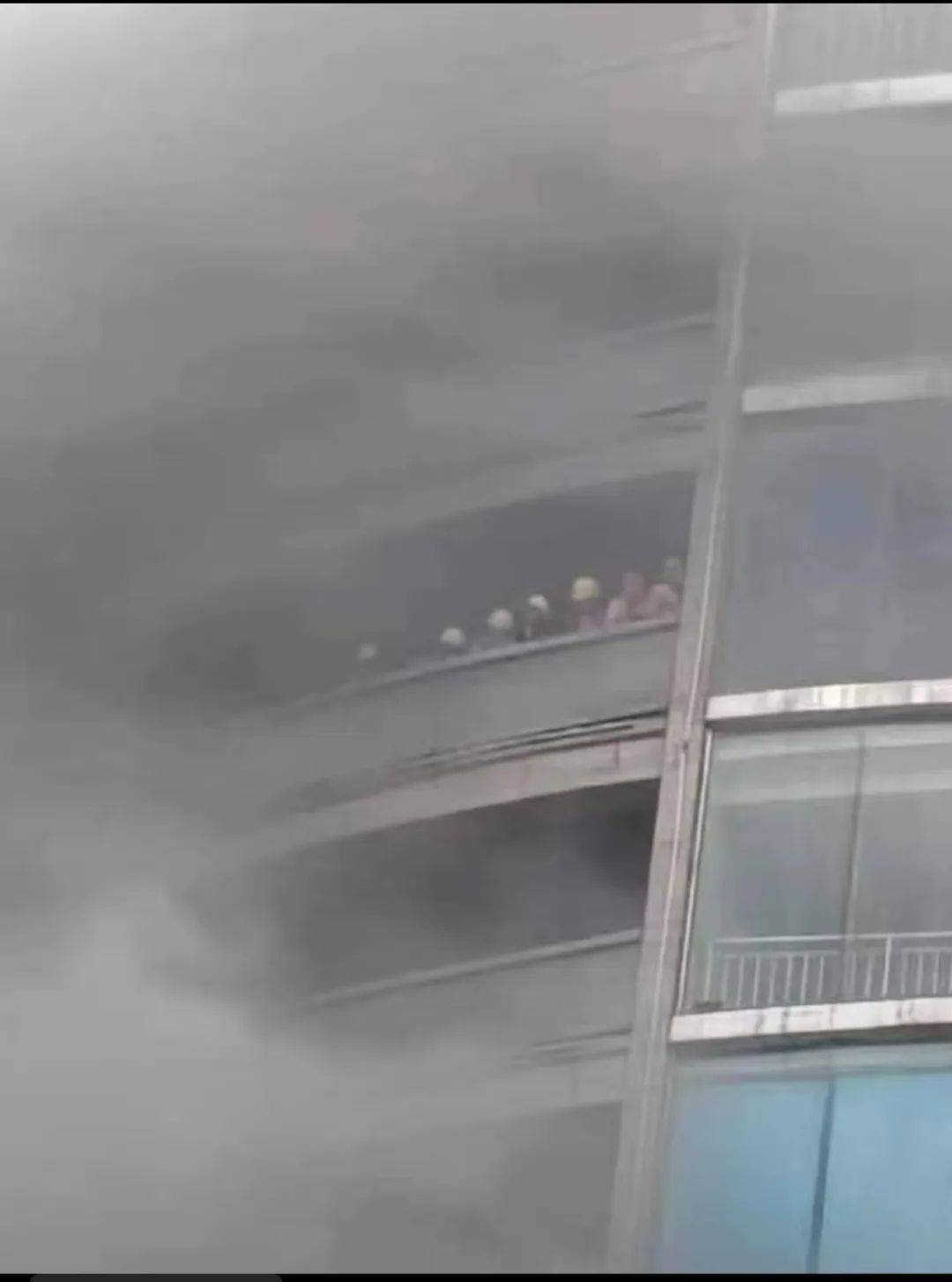 四川一大楼发生火灾,施工方或将被追责!