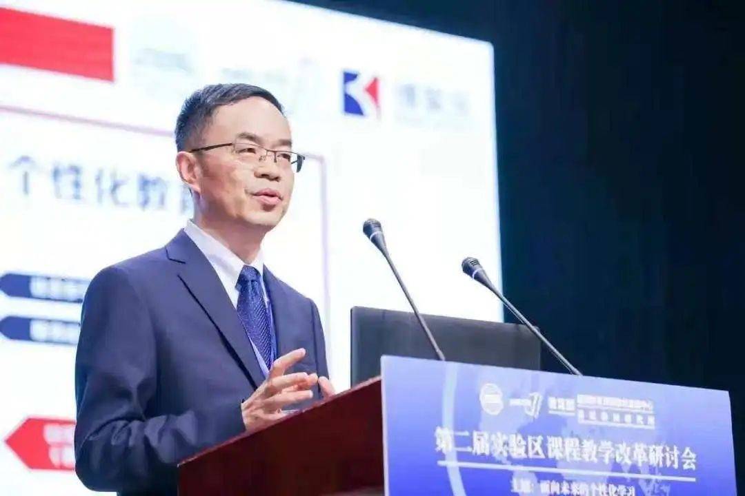 街上一幢老房子,曾住着蔡笑晚一家,蔡家一门出了5位博士1位硕士.