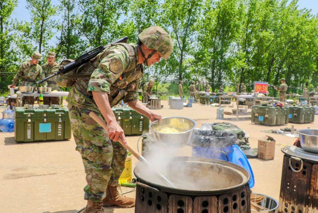 这个炊事员比武第一,两立三等功!