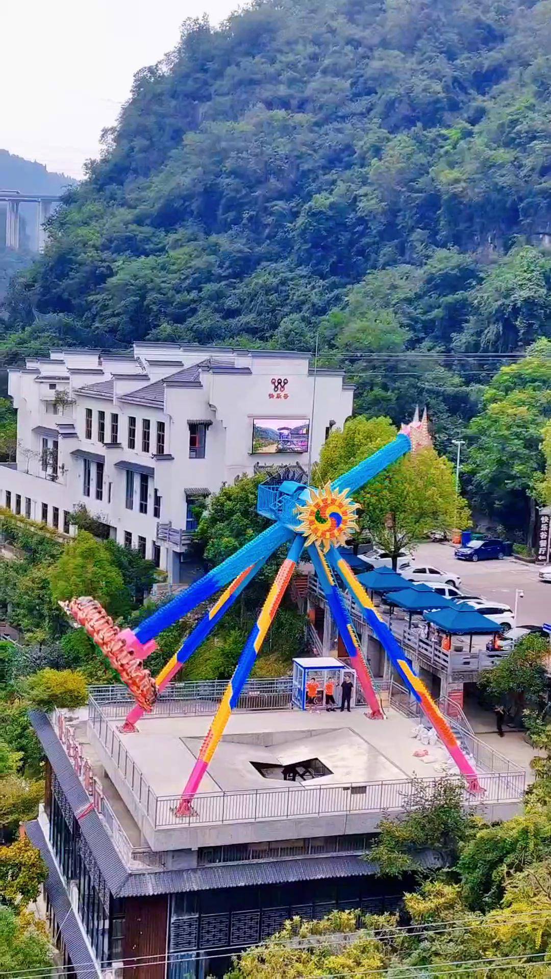 360度大摆锤你能来几个回合玩的就是心跳 这夏爱上快乐谷宜昌三峡蹦极