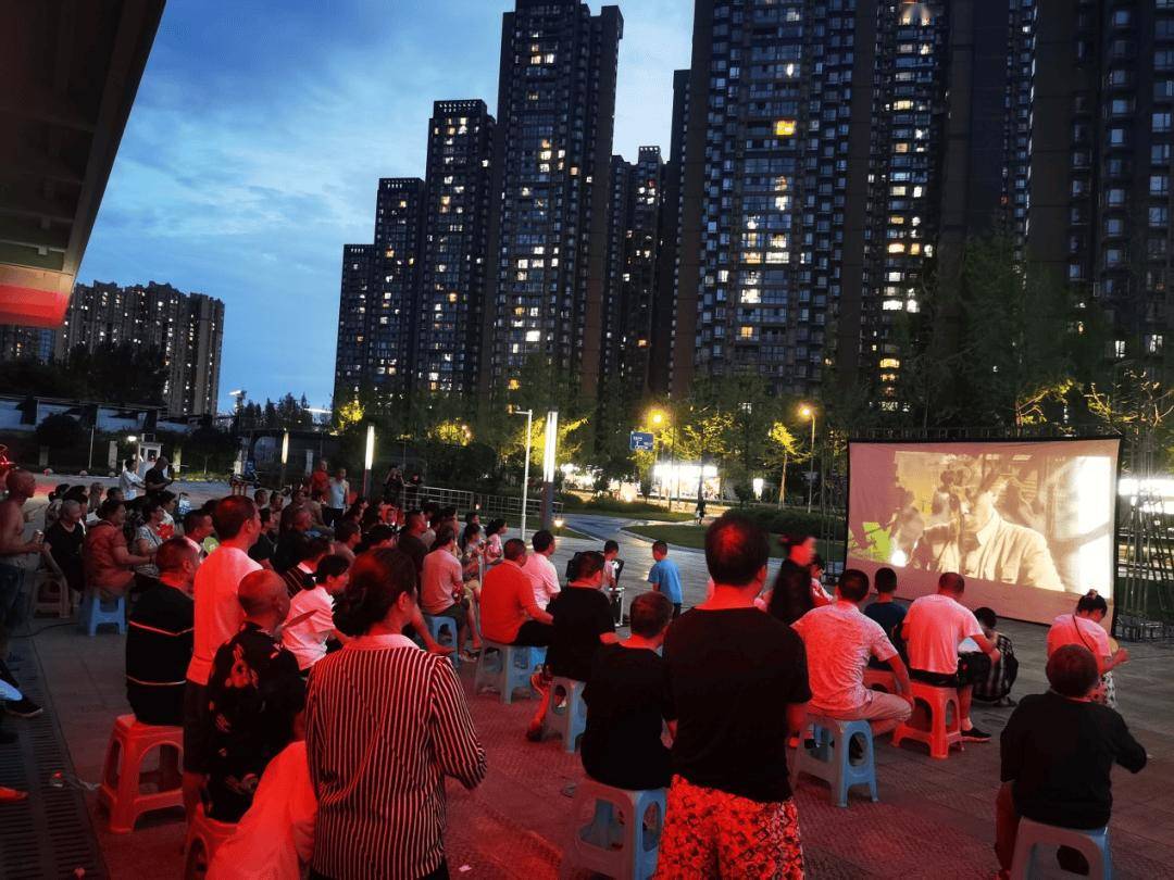 狮享活动丨社区这场"坝坝电影",让爱国情怀在夏夜流淌!