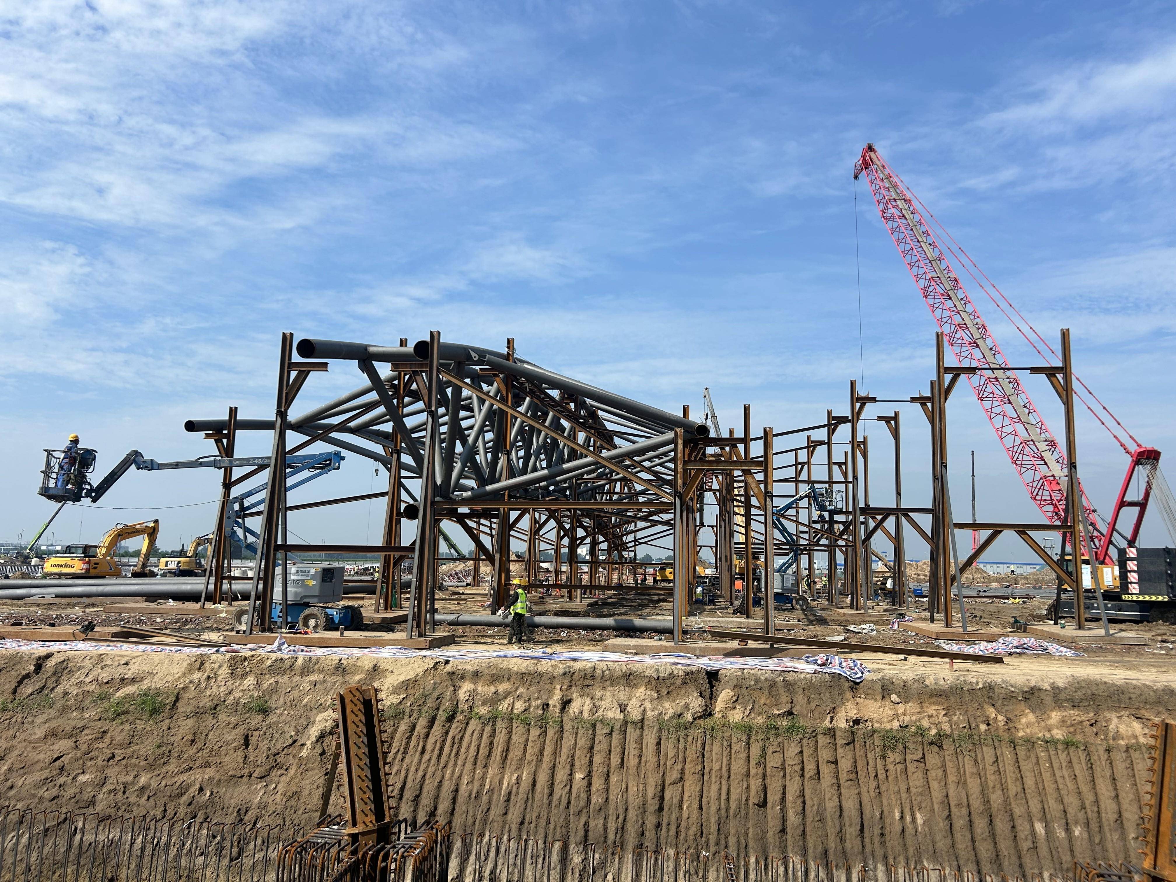 集团有限公司承建的中原高铁港数字展贸城项目首批钢结构胎架拼装完成