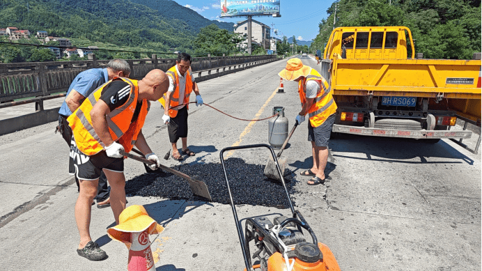 确保全县公路桥梁、隧道的运行安全,切实保障人民群众的生命财产安全。