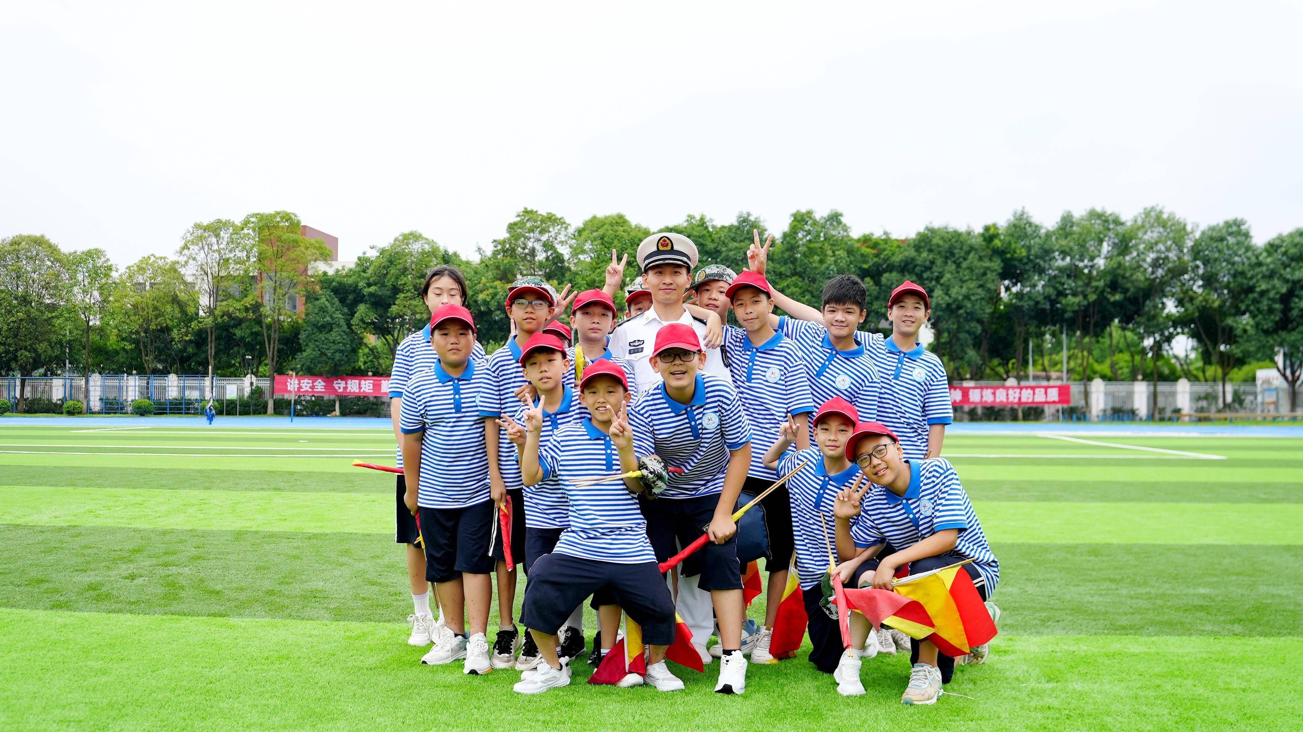 2008年,原东汽中学在汶川大地震中受损严重,海军部队参与