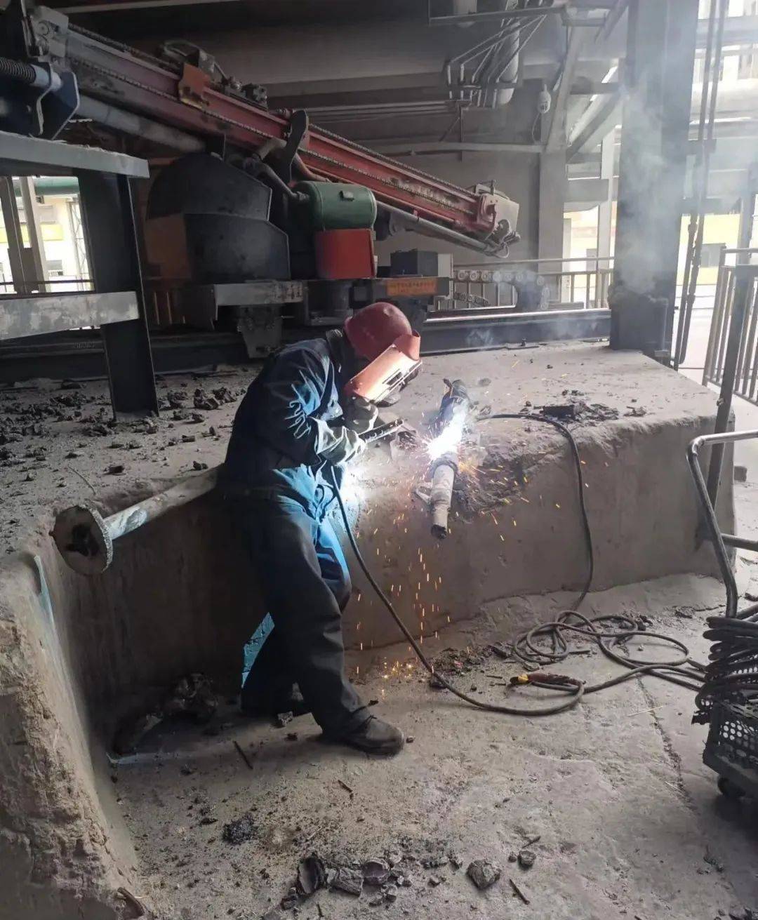 战高温丨不畏酷暑的维修工