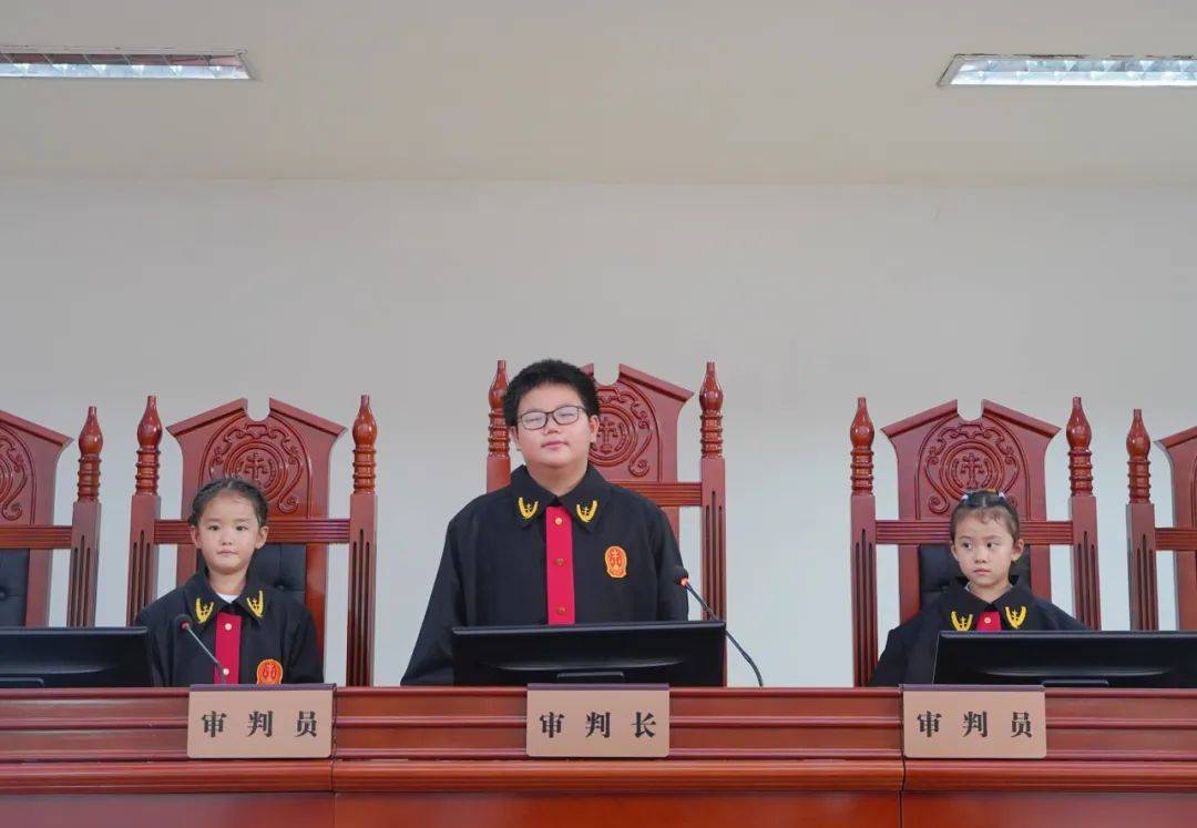 法院开放日 萌娃来"探班"_活动_法治_审判庭