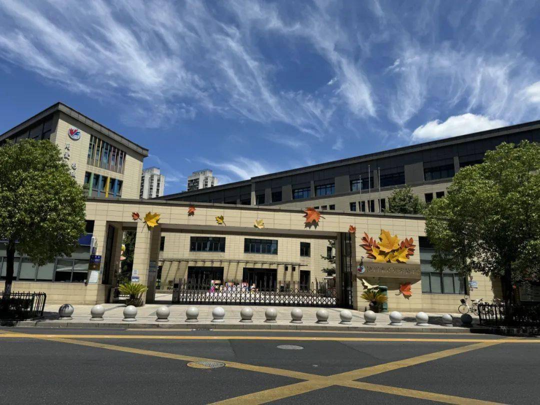 丹枫实验小学实景小区所属的学区目前是丹枫实验小学和闻涛中学(初中)