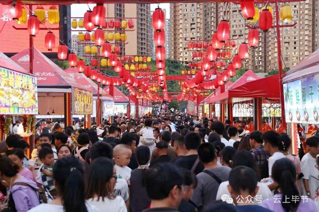 火把节期间同心步行街布置展位约90组包含毕节美食区,"网红美食"区