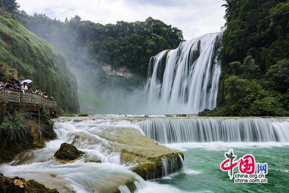 7月18日,游客在黄果树瀑布景区欣赏壮观瀑布景观.