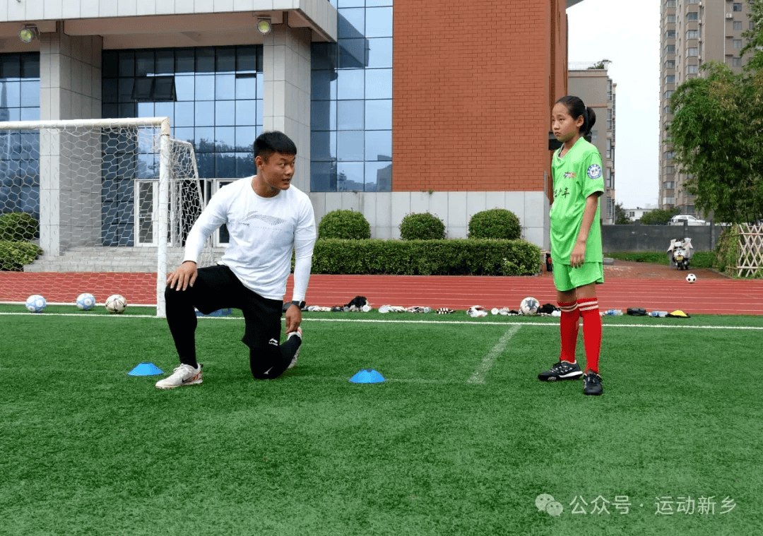 同心共筑梦 携手勇向前——河南万仙山女足队员走进新乡市女足(二中)