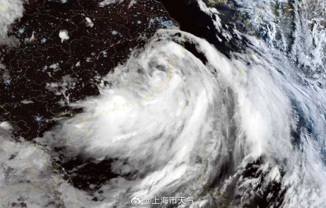 风雨交加的同时气温总算降下来点了~今明天气温总体保持在29~33℃之间