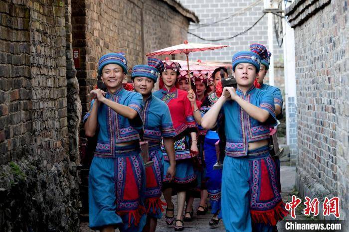 广西罗城展演仫佬族传统婚俗