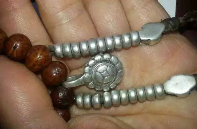 正宗的藏式佛珠,别再搭成四不像了!