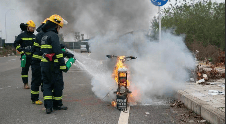 电动车电池电梯内爆炸,十秒把人烧成焦炭!