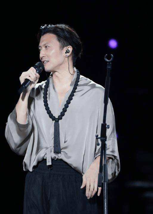 谢霆锋和莫文蔚同台,因着衣太"守男德"意外上热搜啦!