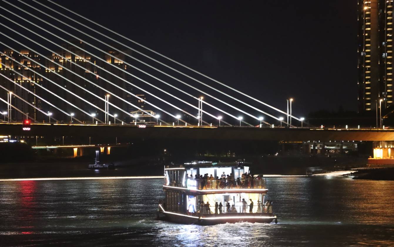 "闽江游"是福州的一张"旅游名片",闽江夜游航线独具闽都文化特色.