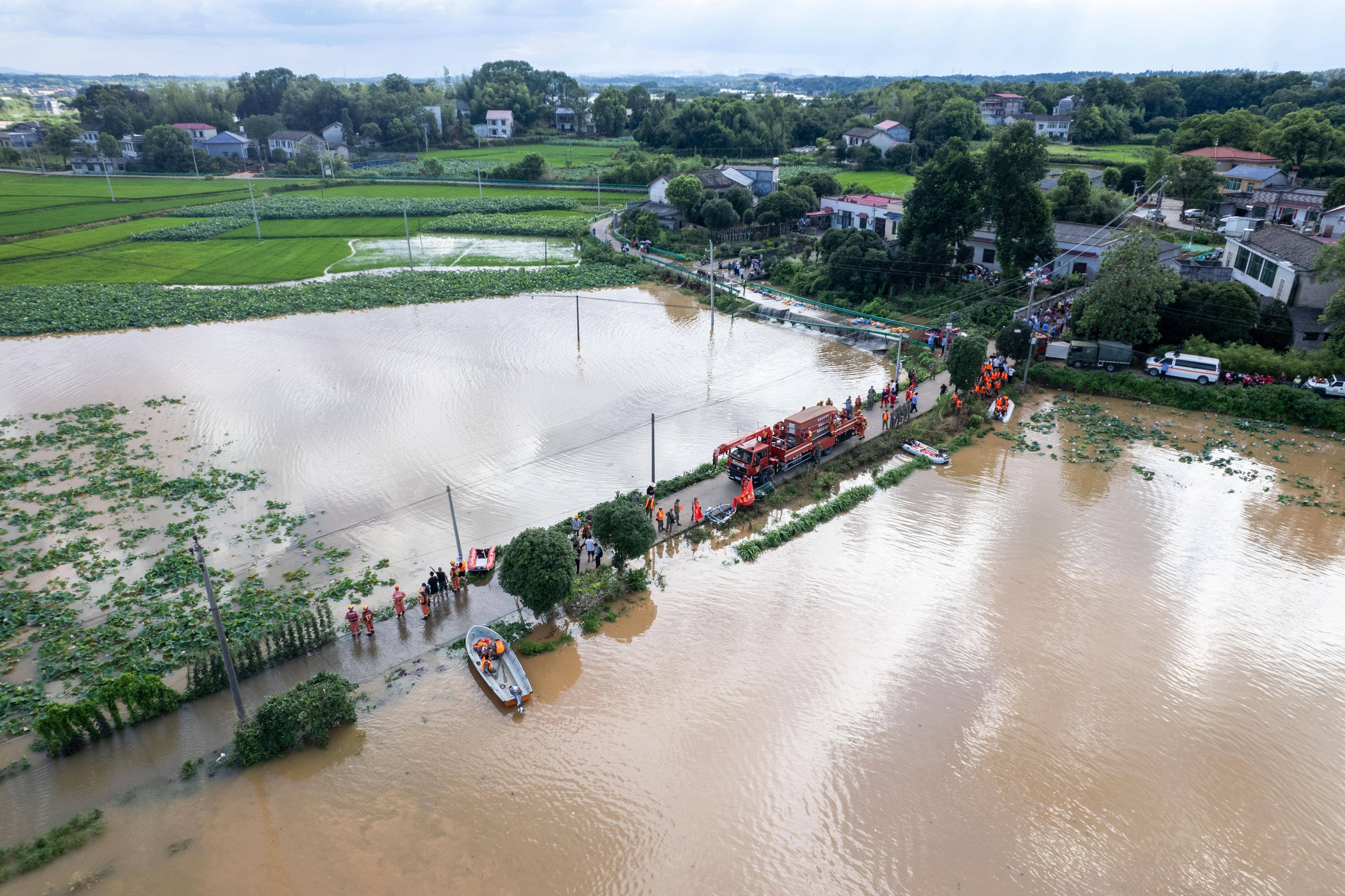 新华全媒 ·聚焦防汛抗洪丨涓水湘潭县河口镇华中村堤段发生险情