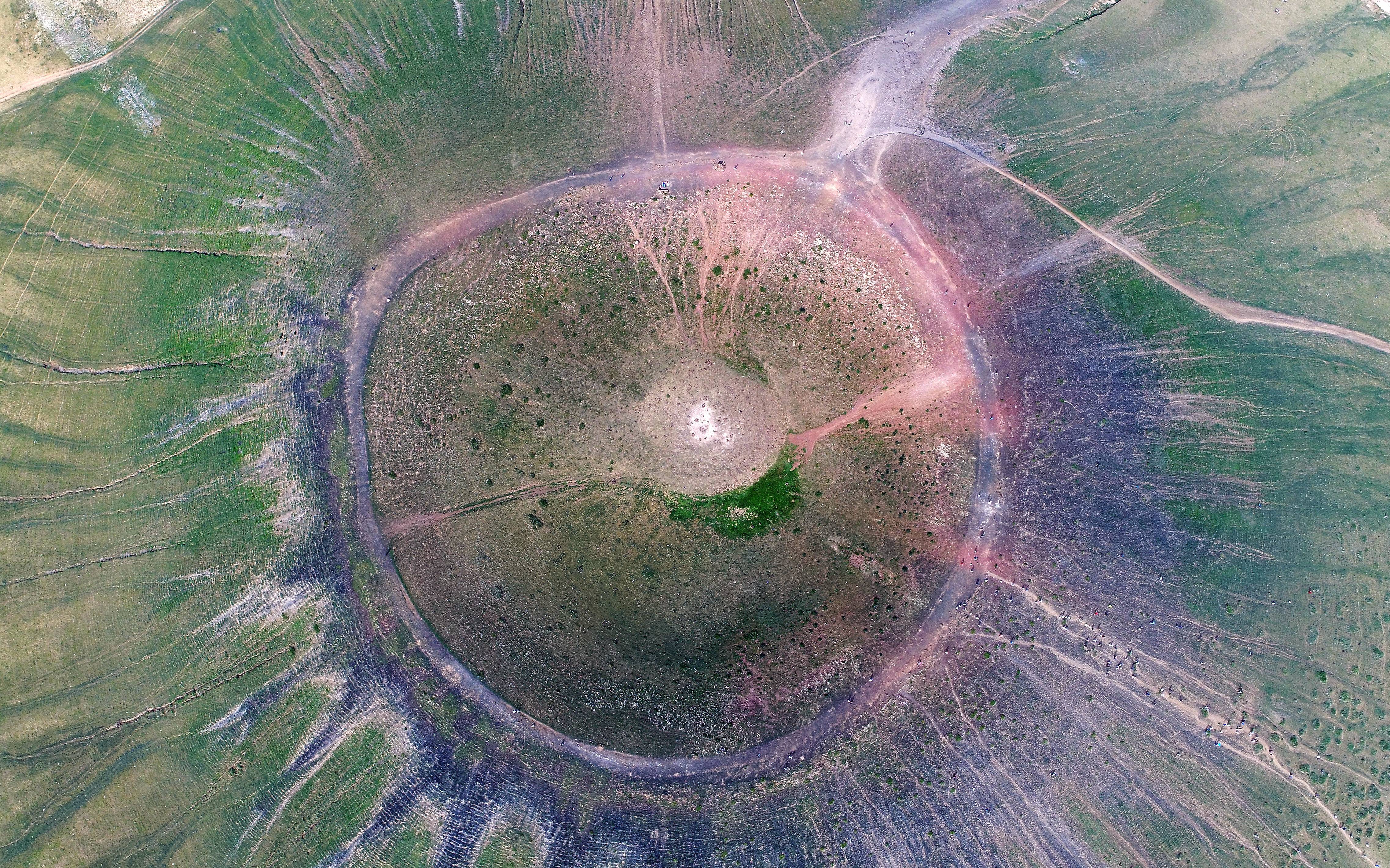 青海湖火山图片