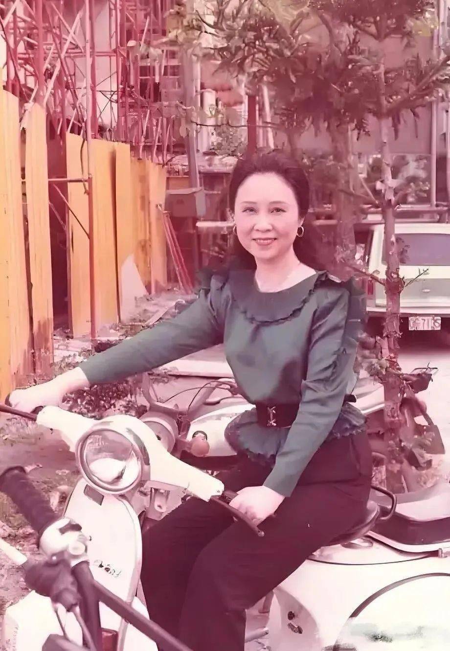 年轻时的琼瑶真是惊艳四座,五官圆润一脸贵气,老了也爱漂亮,但穿着