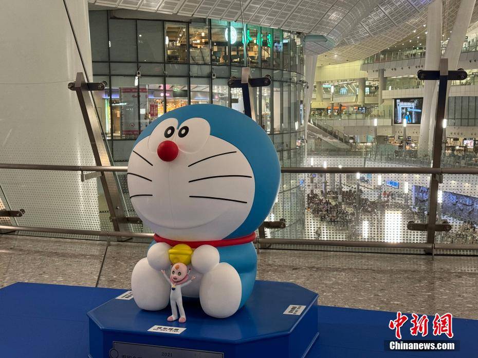 "哆啦a梦"主题列车亮相广深港高铁