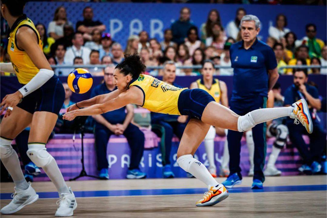 巴西女排至今未丢失过任何1局,巴西队的罗萨玛利亚13分(18扣10中2拦1