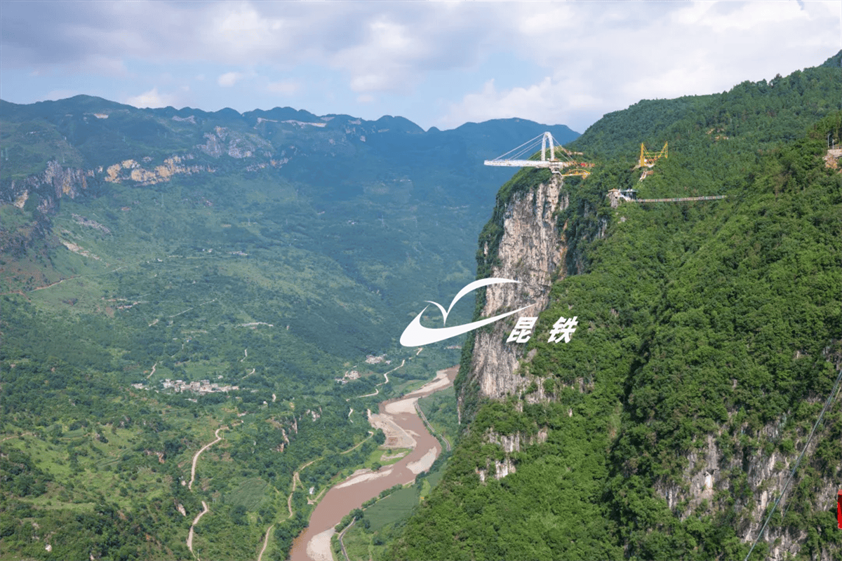 尼珠河大峡谷景区位于云南省宣威市普立乡.