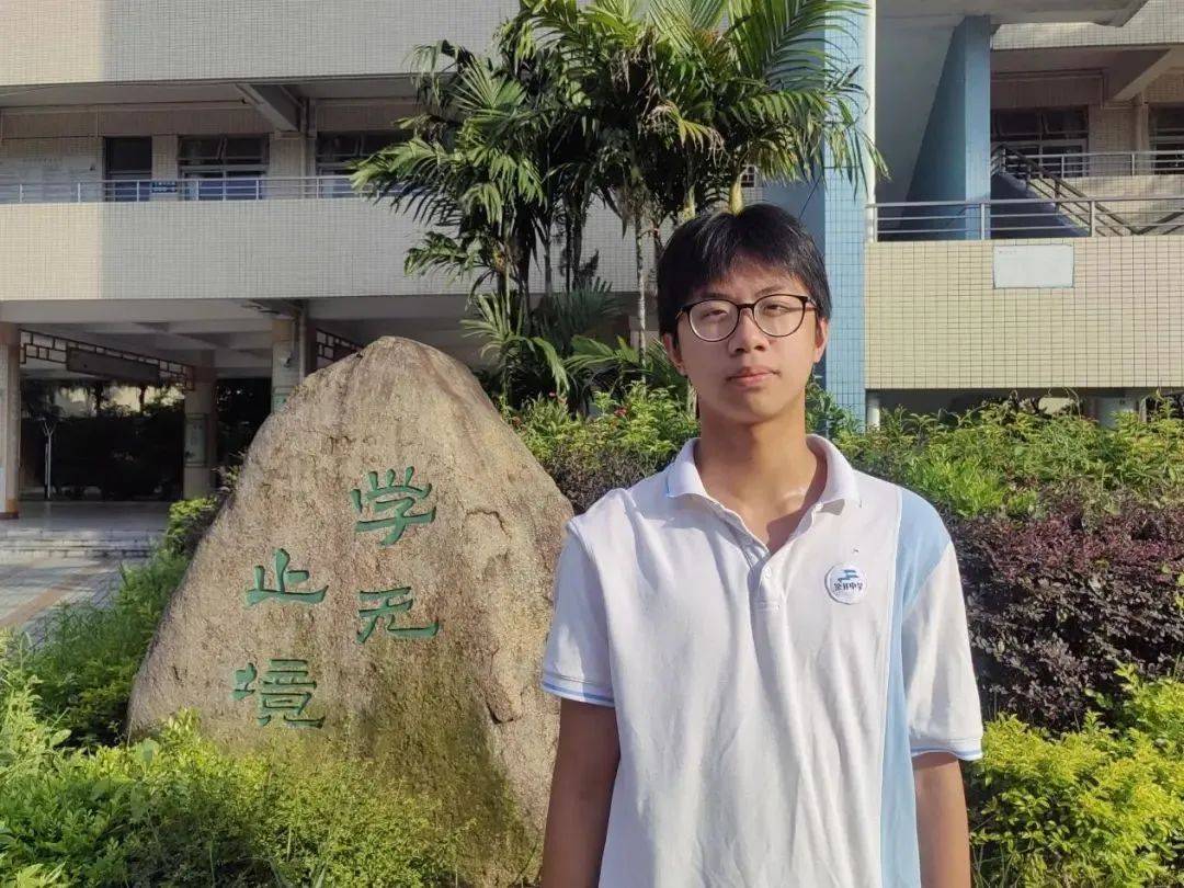 梁开中学优秀学生廉翔"夫松柏皆后凋材也,必于岁寒然后知.