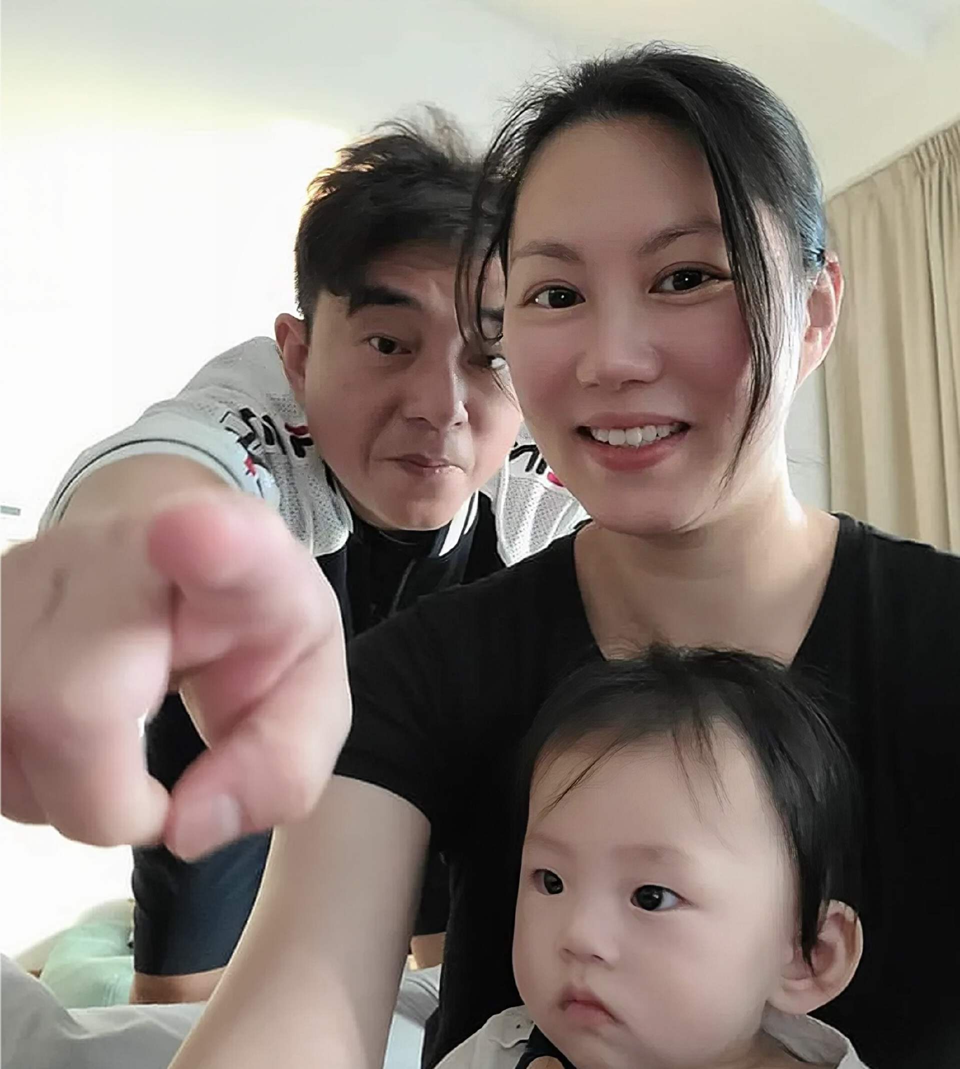 香港歌手吕方减肥失败,胖到不见脖显油腻,娶富婆妻子老来得女