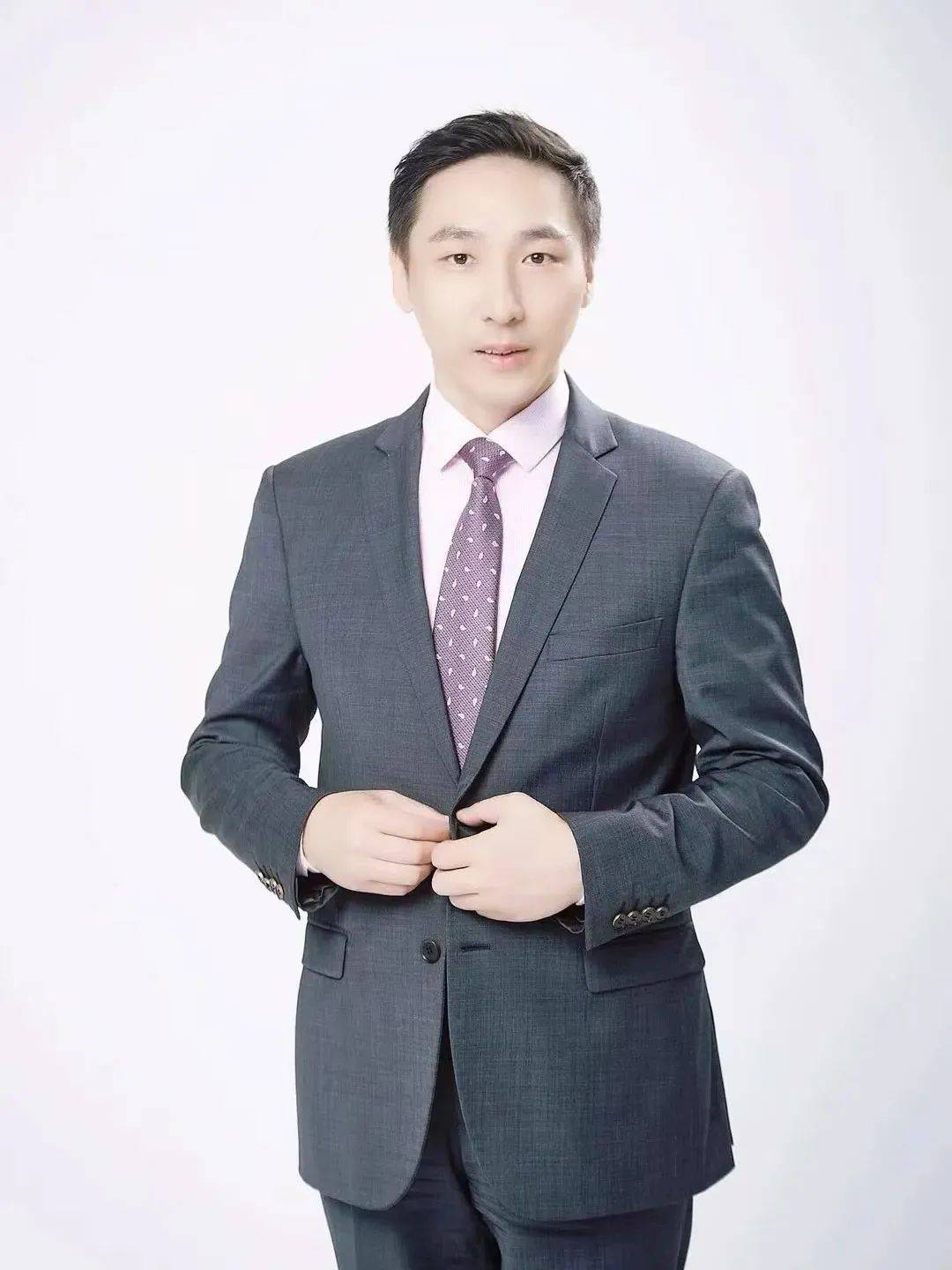 力的陈微女士,将追求卓越的执着与热情注入深圳宝安京基华邑酒店团队