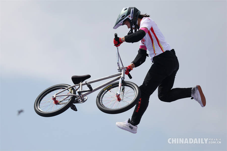 中国选手邓雅文夺得巴黎奥运会女子自由式小轮车公园赛冠军