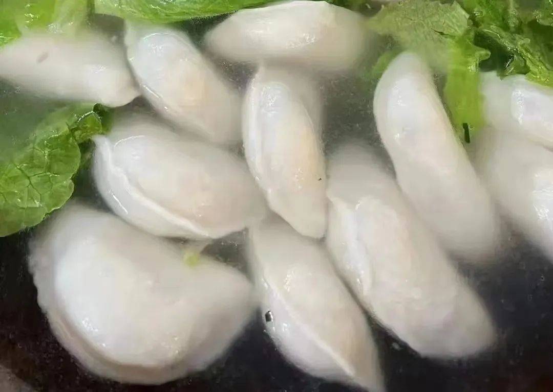 薯包籺广东高州著名的传统小吃,有三种搭配调料:酱油,甜醋 ,辣醋