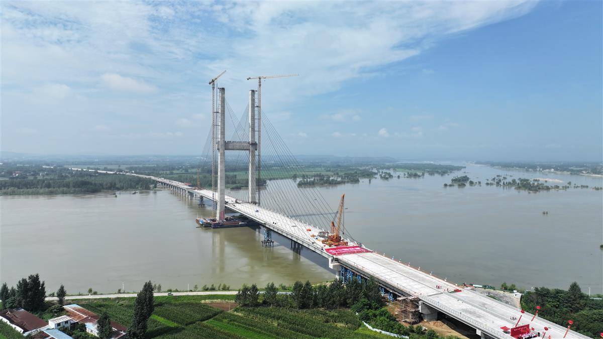 4454米的湖北襄阳隆中大桥合龙,建成后系国内最大跨径组合梁独塔斜拉
