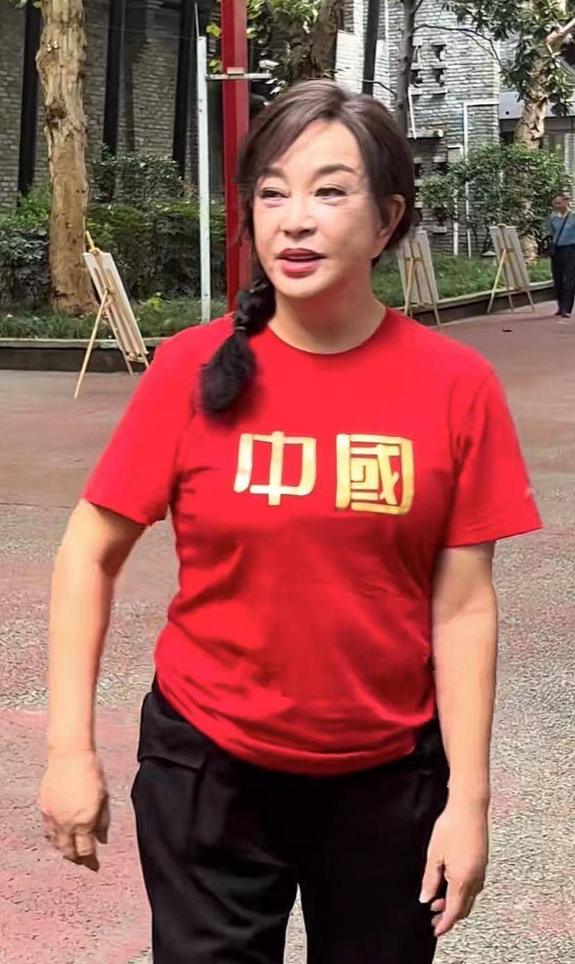 网友拍摄的刘晓庆,才是最真实的古稀老人模样,活成自己的大女主